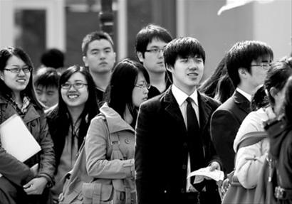 image_180 应届毕业生排队等待进入招聘会